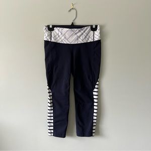 Athleta Chaturanga Navy Blue and White CroppedCapri Leggings Women's Si…